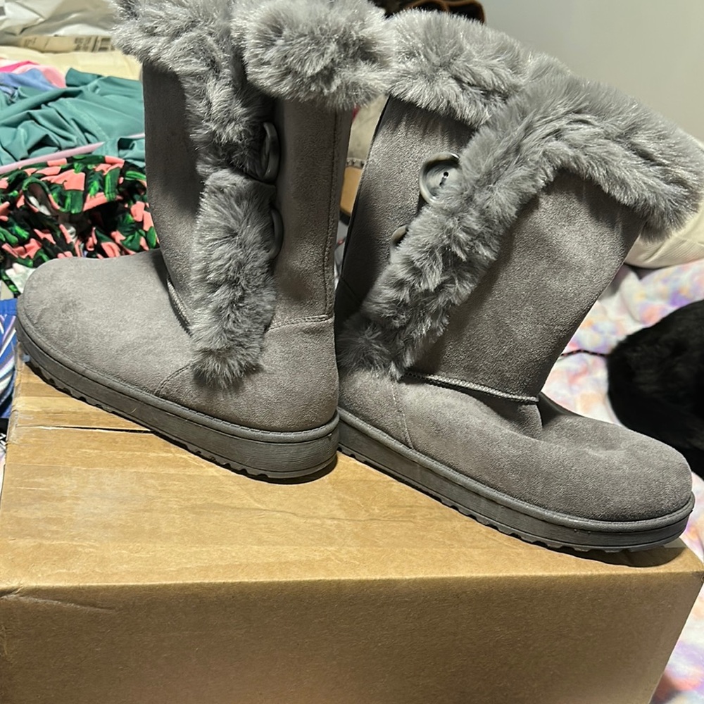 Cozy Gray Fur-Lined Women's Boots. Boughtt but never wore.
